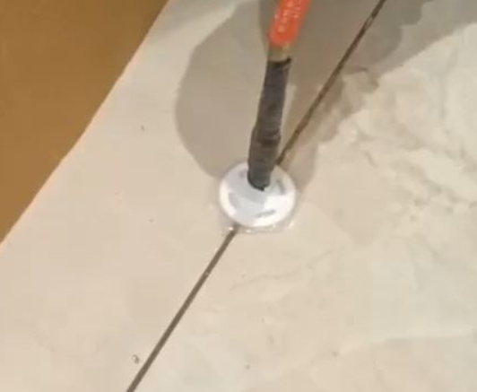 祁阳瓷砖空鼓维修公司专业解答瓷砖在铺贴过程中，如果没有涂抹均匀到位的粘结材料（如水泥砂浆或瓷砖胶），可能会导致以下问题